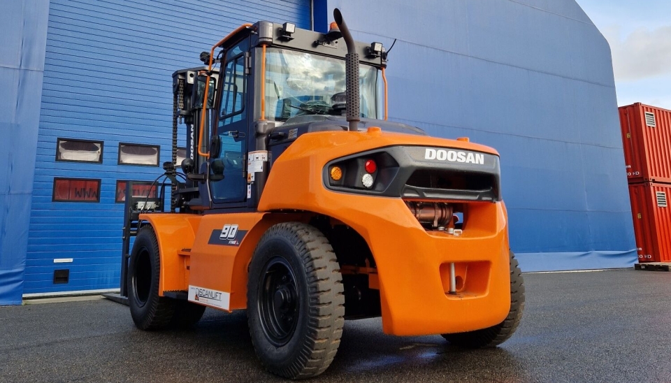 Doosan-truckene Kystverket har investert i er oppgradert med blant annet kraftig LED-belysning for god sikt under alle forhold, ryggekamera for økt sikkerhet, en Defa-pakke med lader for effektiv drift, samt en tiltbar kabin som gir enkel tilkomst for service og vedlikehold