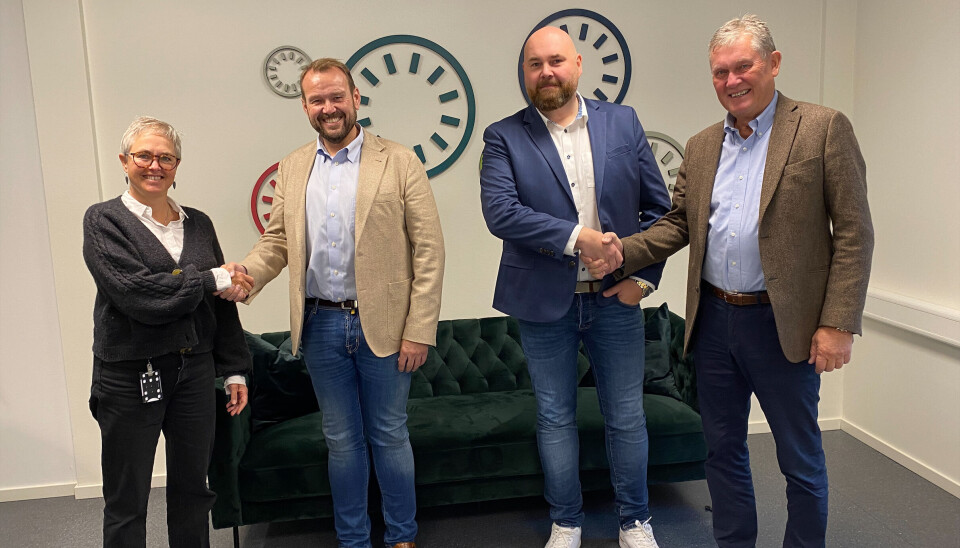 SIGNERING: F.v: Tove Stuhr Sjøblom, adm.dir i NOAHs datterselskap NOAH Solutions, som drifter på Langøya, Svein Ove Vetrhus, styreleder i Sørum Transport, daglig leder Jens Stian i Sørum Transport og Anders Lægreid, konsernsjef i NOAH under signeringen av samarbeidsavtalen.
Foto: Lene Notø/NOAH SIGNERING: F.v: Tove Stuhr Sjøblom, adm.dir i NOAHs datterselskap NOAH Solutions, som drifter på Langøya, Svein Ove Vetrhus, styreleder i Sørum Transport, daglig leder Jens Stian i Sørum Transport og Anders Lægreid, konsernsjef i NOAH under signeringen av samarbeidsavtalen.
Foto: Lene Notø/NOAH
