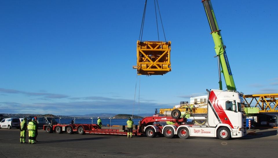 Toten Transport har mesteparten av oppdraget med å kjøre kranelementene fra Oslo Havn til Ringebu.