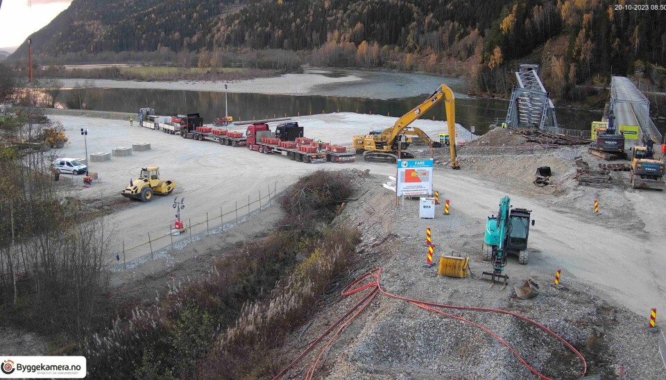 Det er bygget en fylling ut i Gudbrandsdalslågen for å kunne gjennomføre løftene. Her er noen av elementene til krana i ferd med å bli levert fredag morgen.