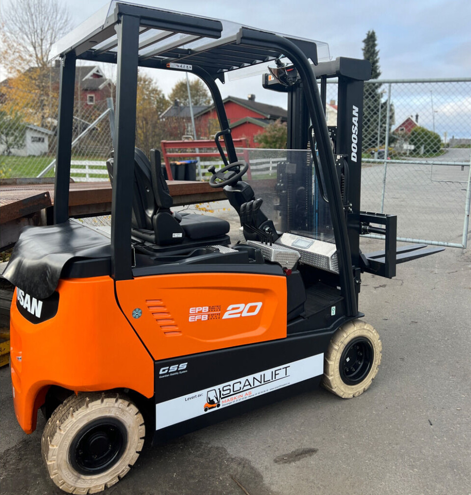 For ta trucken skal tåle å gå i salte og iskalde forhold, byttes blant annet plastdeler ut med aluminium. Og, ja, trucken kjøres i 40 minusgrader i åpen hytte.