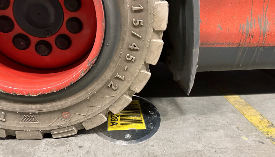 Gulvmerkingen tåler en truck, og er leselig også etter at utallige dekk har kjørt over. Gulvmerkingen tåler en truck, og er leselig også etter at utallige dekk har kjørt over.