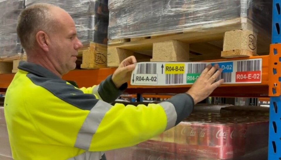 Jan Egil Moen er fornøyd med magnetbåndene. De sitter svært godt, de er enkle å påføre og enkle å flytte/fjerne. En stor fordel med magnet kontra etiketter med lim, er at du slipper reoler fulle av papir- og limrester når du tar merkene av.
