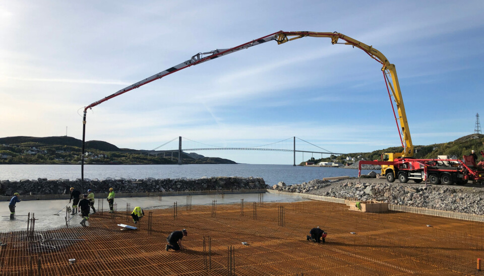 Med nytt digitalt verktøy håper Nærøysund Gruppen å effektivisere sin virksomhet. Her fra et av gruppens anlegg, med nettopp Nærøysundbrua i bakgrunnen.