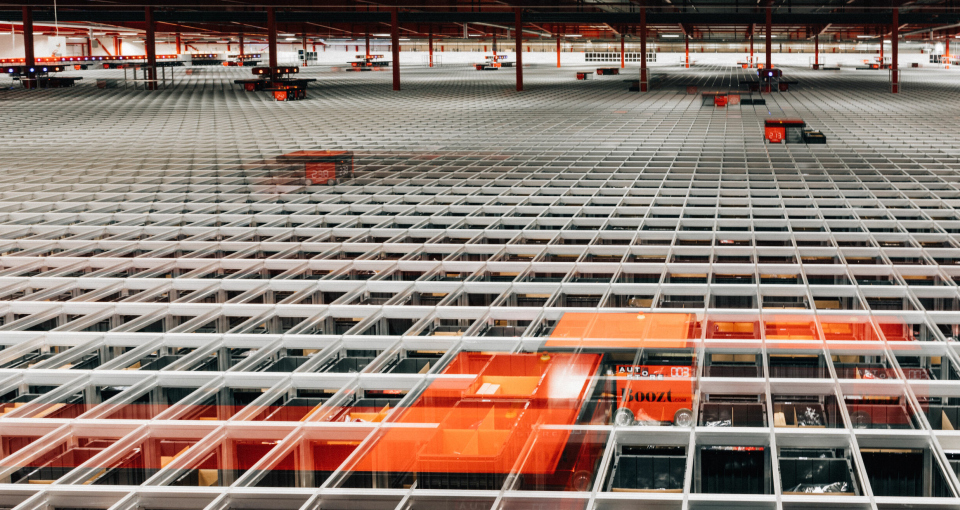 I sitt lager i Ängeholm i Syd-Sverige har Boozt verdens største AutoStore-anlegg, med 1,2 millioner kasser. Men selve plukkingen gjøres fortsatt for hånd.