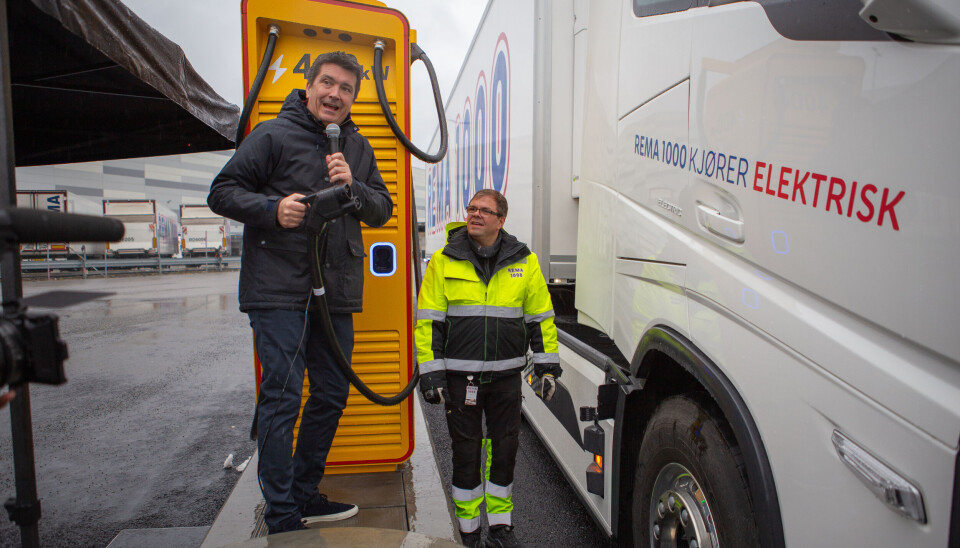 CEO i Reitan Retail, Ole Robert Reitan, fikk æren av å sette i den første ladekontakten i bilen til Andre Skutereud fredag. Den elektriske Volvo-en brukes i hovedsak til distribusjon i gamle Akershus og Østfold, og er én av to Rema 1000 foreløpig har i drift. CEO i Reitan Retail, Ole Robert Reitan, fikk æren av å sette i den første ladekontakten i bilen til Andre Skutereud fredag. Den elektriske Volvo-en brukes i hovedsak til distribusjon i gamle Akershus og Østfold, og er én av to Rema 1000 foreløpig har i drift.