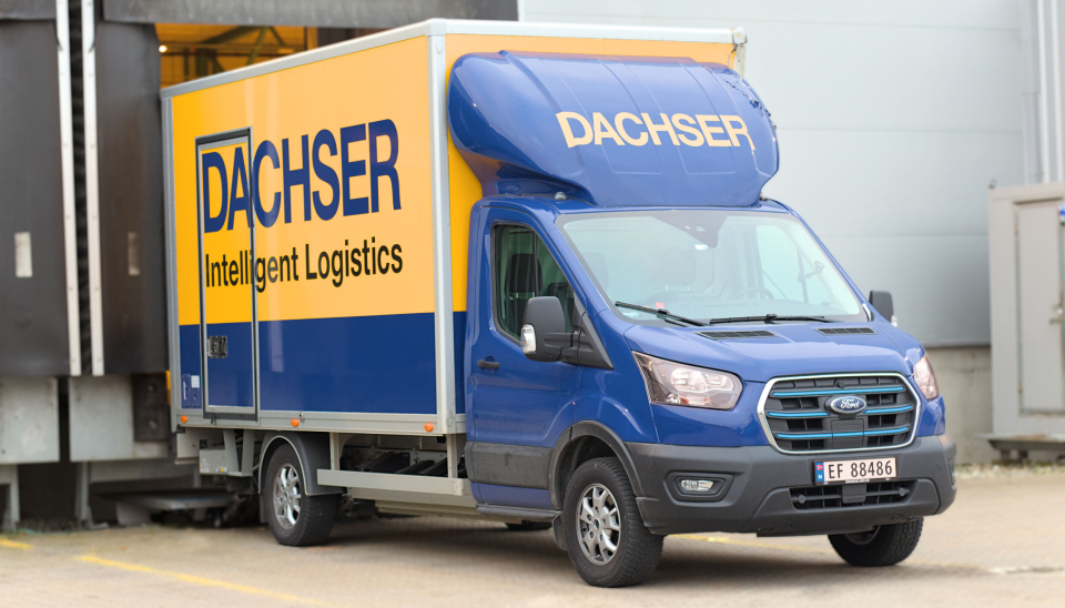 Elektrisk Ford eTransit med skappåbygg skal levere varer for Dachser Norway i Oslo-området, med ren solenergi på «tanken».