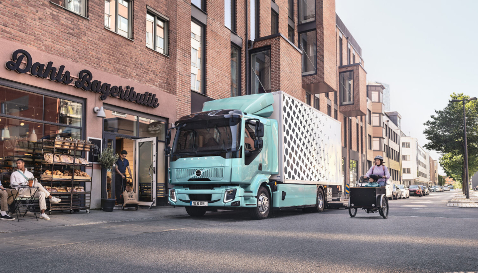 OPPDATERT: Volvos oppdaterte mellomtunge elektriske lastebiler er designet for bynære miljøer – og gjør det mulig med trygg og utslippsfri transport og logistikk i byer.