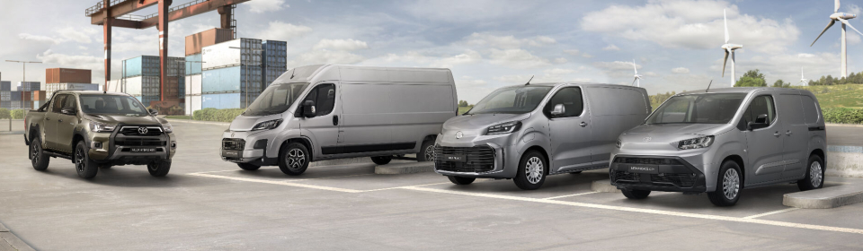 TOYOTA PROFESSIONAL: Toyota Hilux pickup og varebilene Proace Max, Proace, og Proace City. Proacene er tilgjengelige i batterielektriske versjoner, men pickupen kommer i en hybrid versjon.