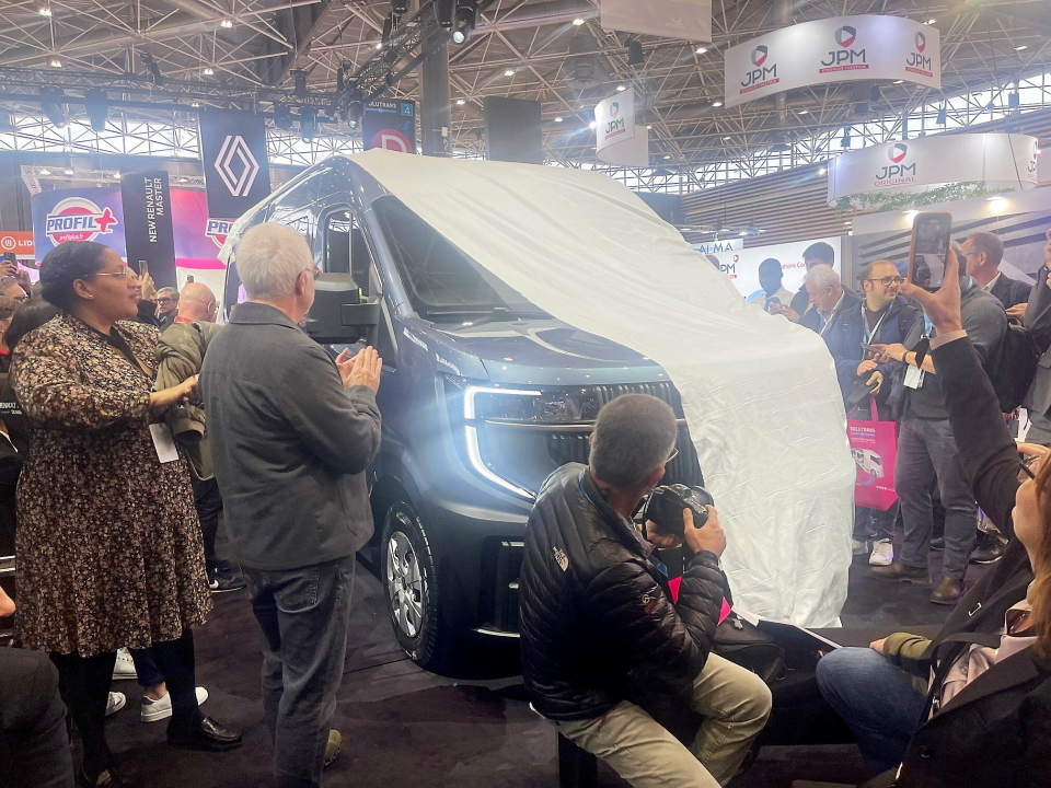 SOLUTRANS: Avdukingen av Master skjedde på nyttekjøretøymessen Solutrans som startet i Lyon mandag 21. november.