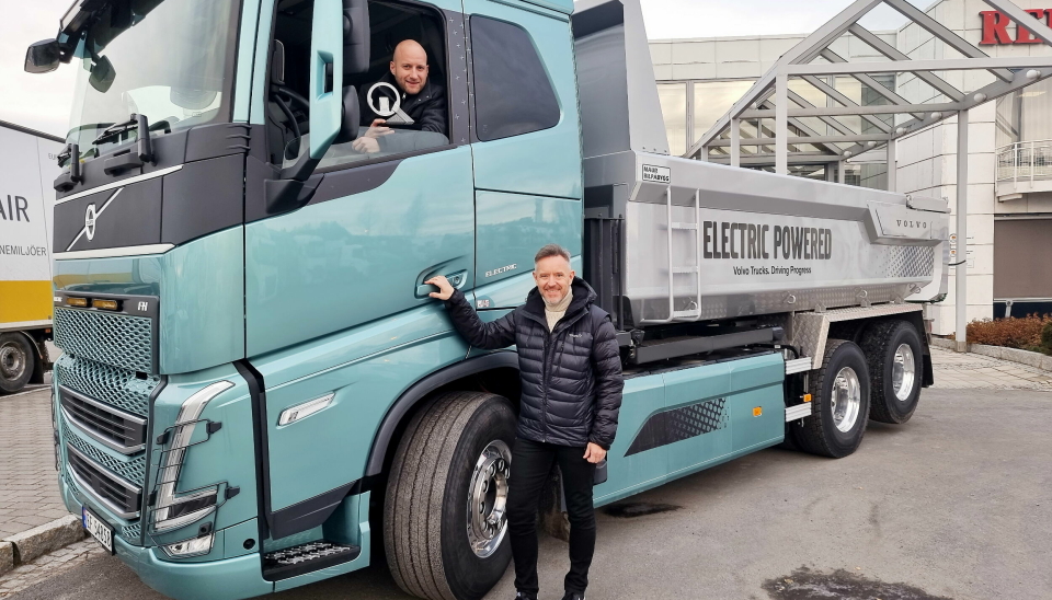 VINNERE: Sjefen Karstein Ahlin fikk både førerplassen og trofeet under den norske overrekkelsen av «Truck of the Year» hos Volvo på Furuset i Oslo. Han og salgsdirektør Bjørn Inge Haugan gjør det bra med FH Electric.