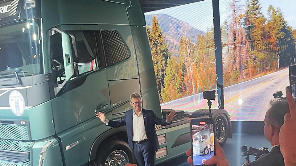 LYKKELIG: Volvo-president Roger Alm etter at Volvo FH Electric ble kåret til Truck of the Year 2024 under Solutrans-messen i Lyon.