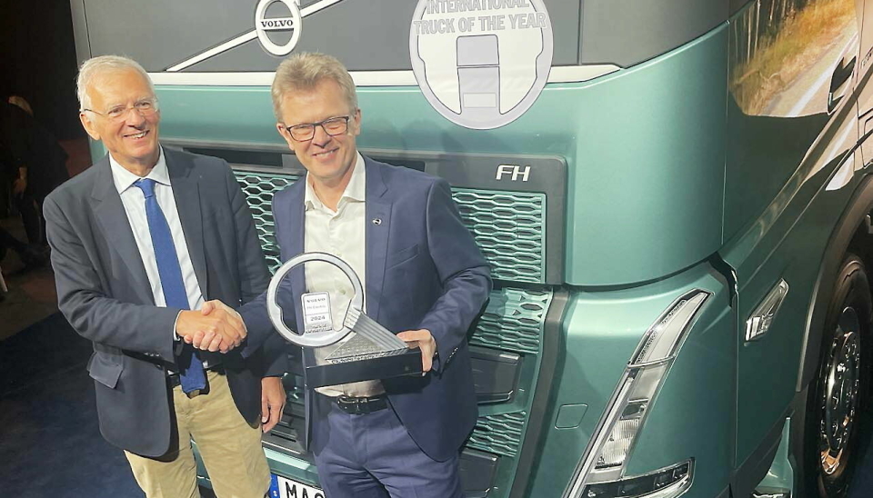 ÆRE: Juryformann Gianenrico Griffini (t.v.) sammen med Volvo-president Roger Alm ved bilen som vant den prestisjetunge tittelen.