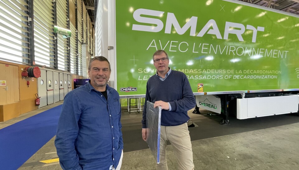 VIP-ISOLASJON: Fra v. Trond Lundsten, daglig leder Ekeri Norge og Morten Mæhlum, selger hos Ekeri Norge, med den nye VIP-isolasjonen som tilsvarer 20 cm med annen isolasjon..