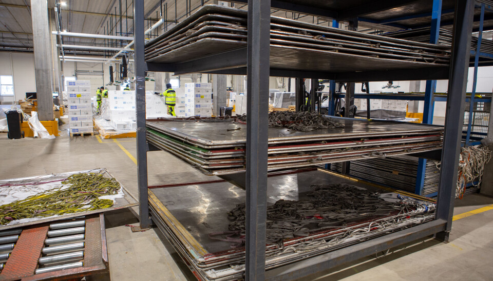 LASTBÆRER: Flypaller er store metallplater som kan festes om bord i flyene. Her tompaller som venter på å bli lastet.