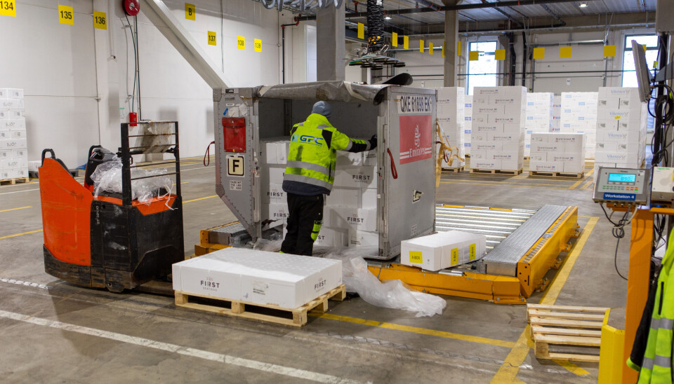 AREIDSKREVENDE: Selv om det meste av godset går på flypaller, brukes også flycontainere som ellers ville gått tomme på returen. Det krever litt ekstra manuell stabling.