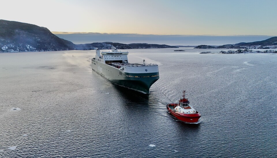 Bilbåten «Finneco I» på vei til Drammen havn. Her avbildet rett på utsiden av Svelvikstrømmen.