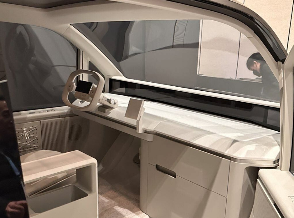 OPPBEVARING: på passasjersiden er det bygd et stort skap. Rattet skal kunne vinkles opp og fungere som leselys.