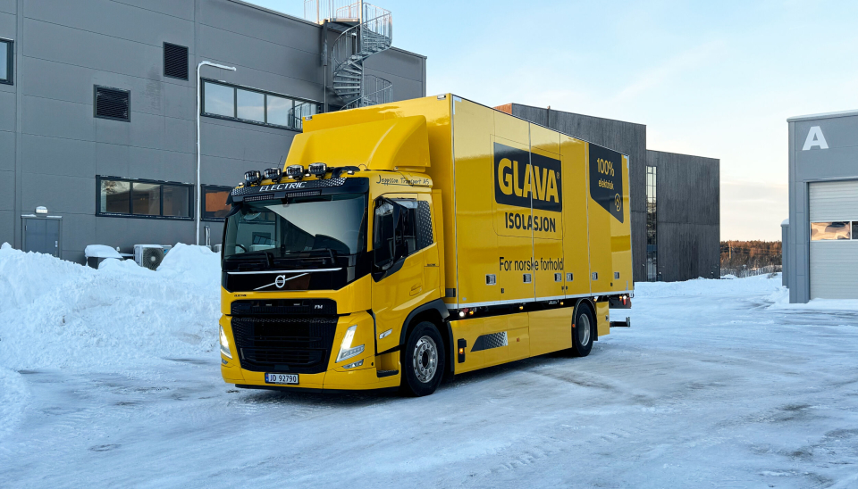 GULT ER ELEKTRISK: Denne Volvo FM skapbilen har elektrisk drivlinje og kjøres av Jeppsson Transport og Transportformidlingen i Stor-Oslo.