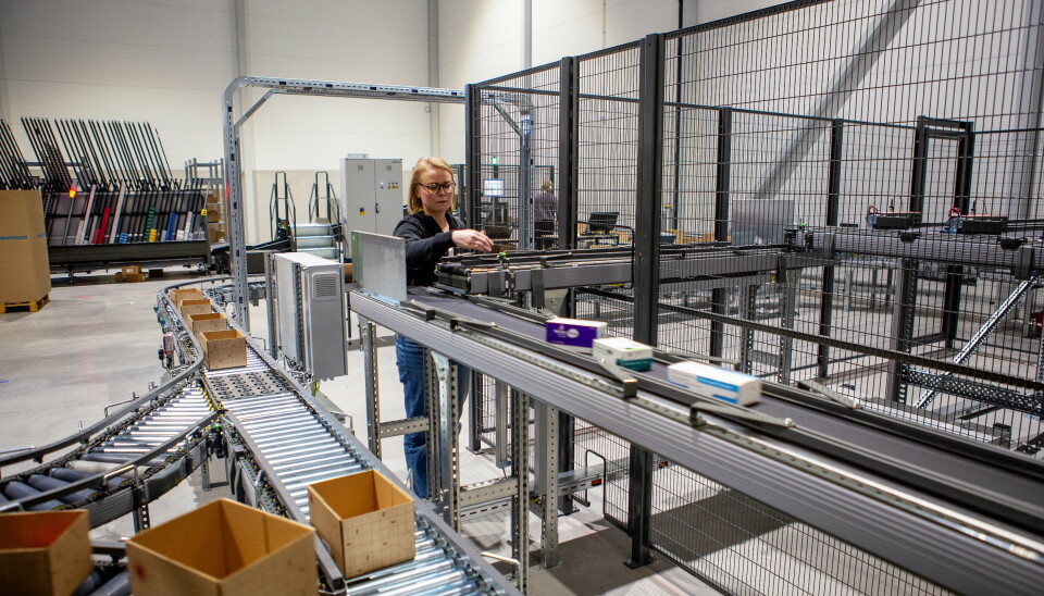 NYTT: Med et helt nytt anlegg oppleves selvsagt barnesykdommer. Her må logistikkdirektøren sette i gang anlegget igjen etter en liten stopp.