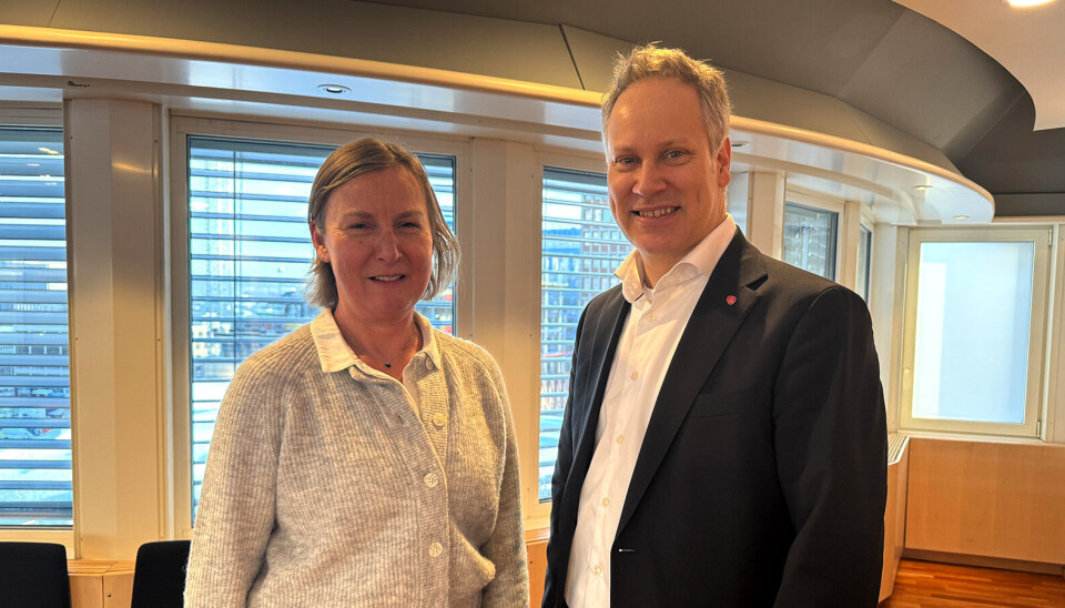 Elisabeth Sørbøe Aarsæther skal lede utvalget som skal vurdere dagens postpolitikk og komme med forslag til ny. Her sammen med samferdselsminister Jon-Ivar Nyågrd.