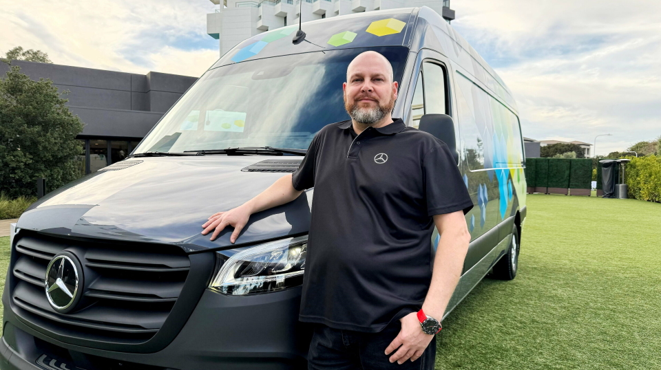 GODE SJANSER: Benjamin Oberkersch, talsperson for Mercedes-Benz Vans, trekker frem nye batterier, mye bedre rekkevidde og påbyggermuligheter blant punktene som bør gjøre nye eSprinter mye mer slagkraftig for det norske markedet enn den gamle.