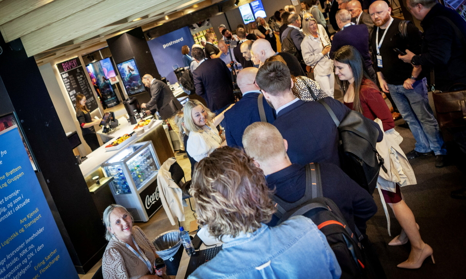 MINGLING: Møte med kollegaer, konkurrenter, kunder og leverandører er en viktig del av opplevelsen på Logistikk2024 - her fra fjorårets konferanse.
