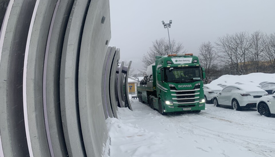3 TONN: 4-5 betongelementer fraktes pr. tur, hver av betongveggene veier ca. tre tonn.