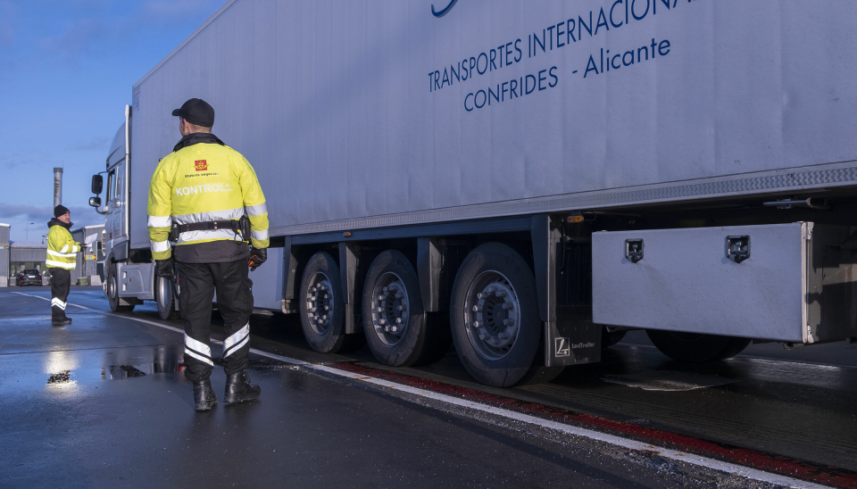 Kontroll av tungbil på Svinesund. Fra 1. mars får Statens vegvesen utvidet verktøykasse for å ilegge gebyr for ulovlig kabotasje.