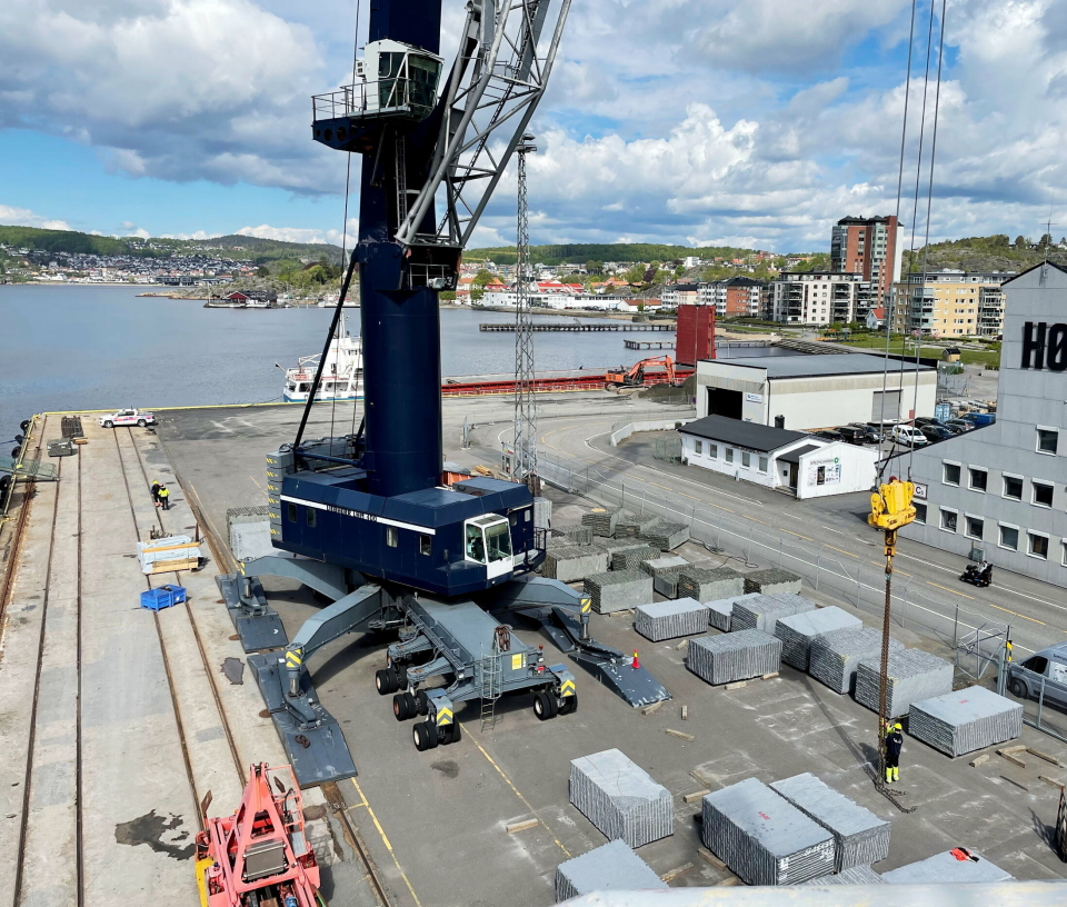 Lundhs har et langt samarbeid med Larvik Havn, her fra lasting for noen år siden.