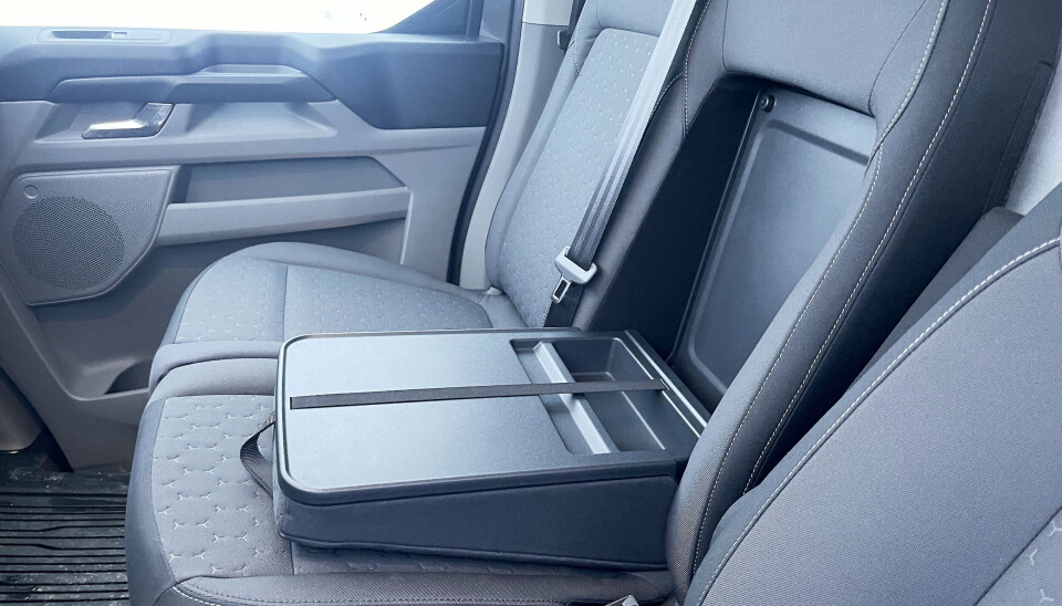 BORD: Ganske vanlig etter hvert med et bord i midtsetet, her er det intet unntak.