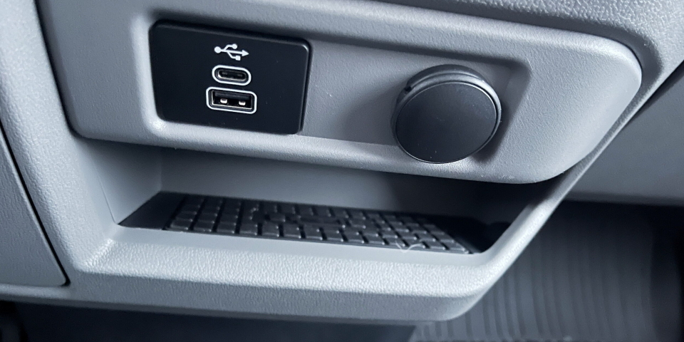 FLEKSIBEL: Trådløs, USB A og USB C for lading av telefon og utstyr.