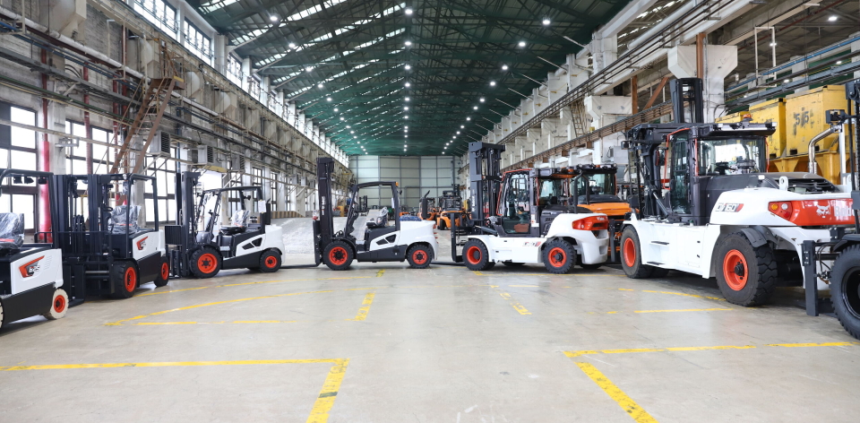 Bobcat har et bredt sortiment av motvektstrucker som produseres i Incheon, side om side med tilsvarende trucker merket Doosan. Bobcats lagermaskiner produseres i hovedsak i Lübben i Tyskland.