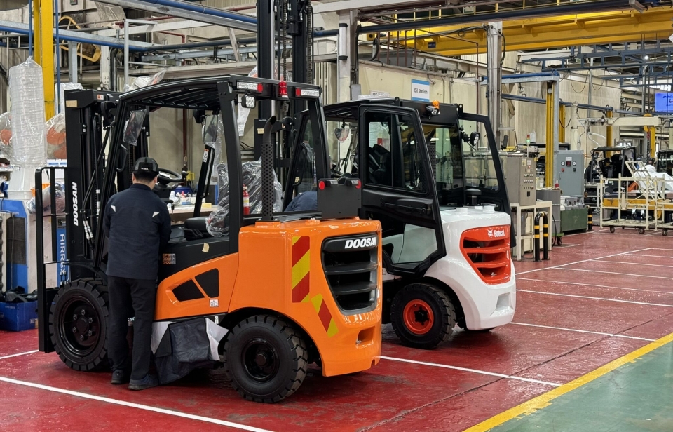 Ved fabrikken i Incheon produseres Doosan- og Bobcat-merkede trucker side som side, for henholdsvis det koreanske og det internasjonale markedet. Med unntak av farger og dekor, er truckene like - selv om det er to lukke modeller som er avbildet her.