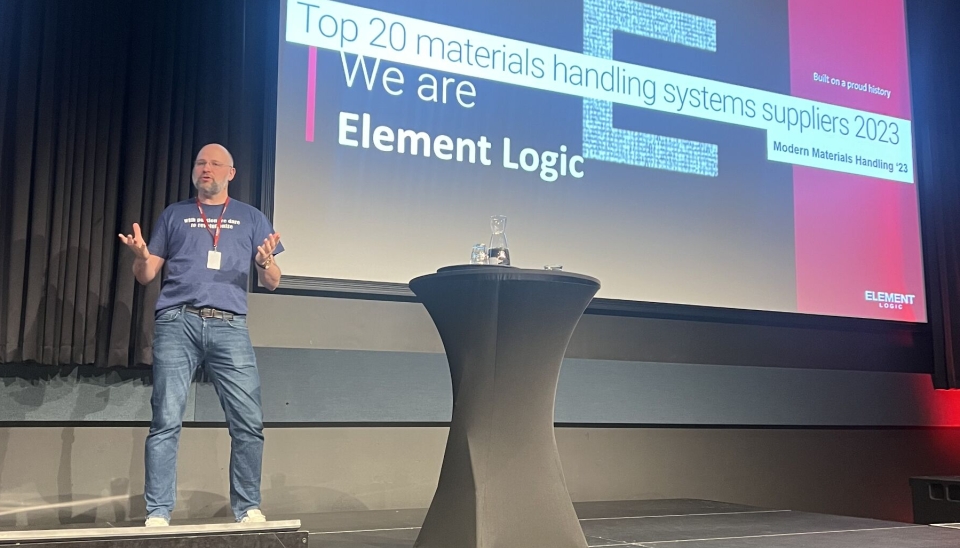 Element Logics administrerende direktør i Norge, Mats Bjerkaas, ønsket rundt 100 kunder velkommen til samling torsdag. Der kunne han blant annet fortelle at Element Logic var blant de 20 største leverandørene av materialhåndteringsløsninger i 2023 i verden.