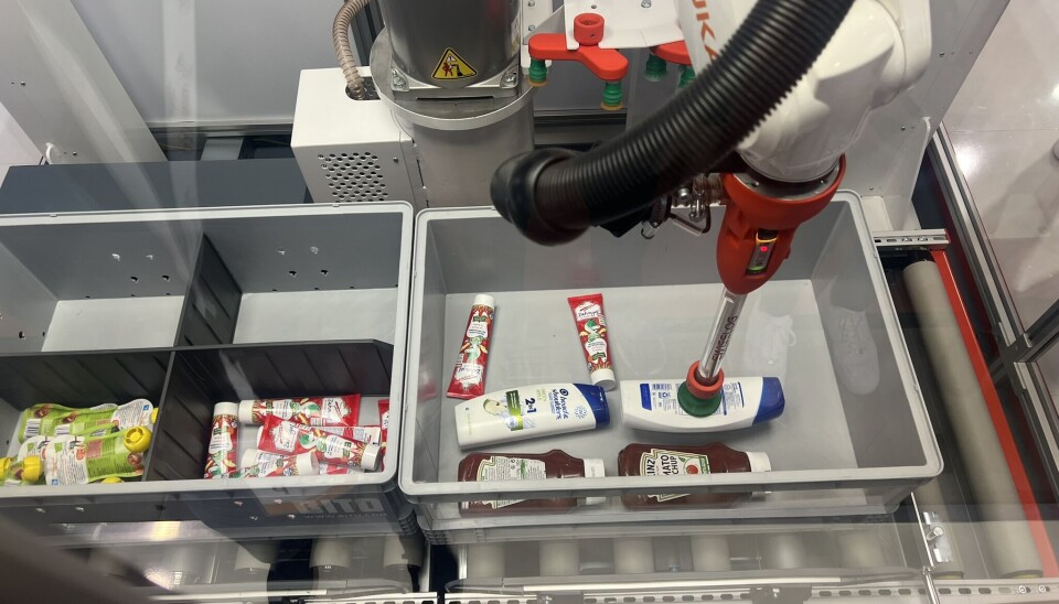 SMARTERE OG BEDRE: Plukkroboten til Swisslog, ItemPIQ, er forbedret og får stadig bedre kontroll på hvor og hvordan ulike produkter legges eller slippes i kassene.