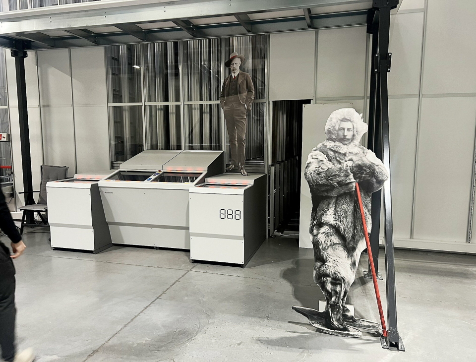 KAN KULDE: Både Fridtjof Nansen og Roald Amundsen, i pappform riktignok, overvåker prosessene hos AutoStore.