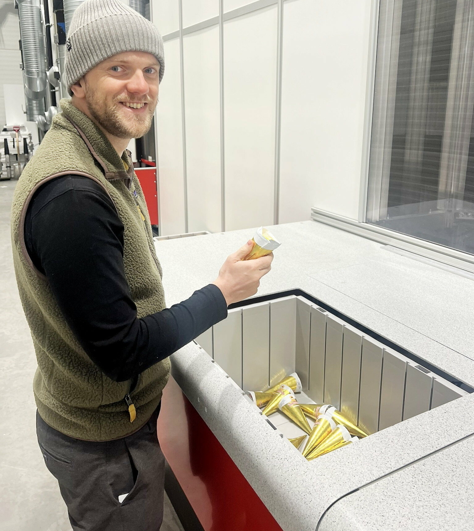 TAR DET IS-Y: Espen Verpe plukker is ut av fryseanlegget, som bevis på at jo, her holdes temperaturen laaangt under frysepunktet. Plukk må foreløpig skje i et kjøleområde, men det jobbes med at plukk også kan gjøres i behagelig romtemperatur.