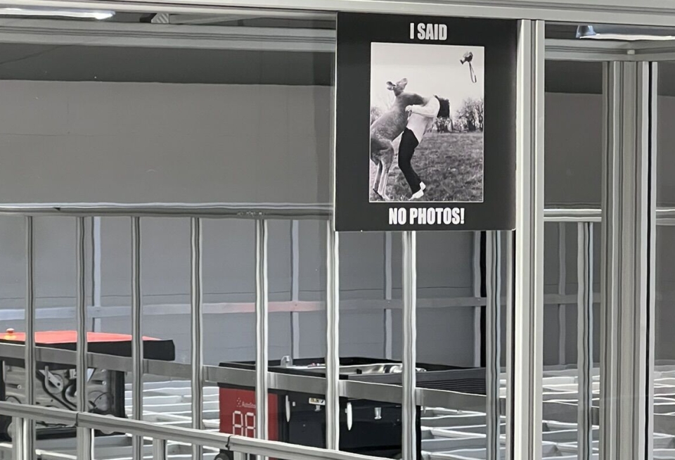 BLE ADVART: Det var ikke alt i Innovation Hub vi fikk lov til å ta bilde av, men vi fikk lov til å ta bilde av bildet med den kontante beskjeden.