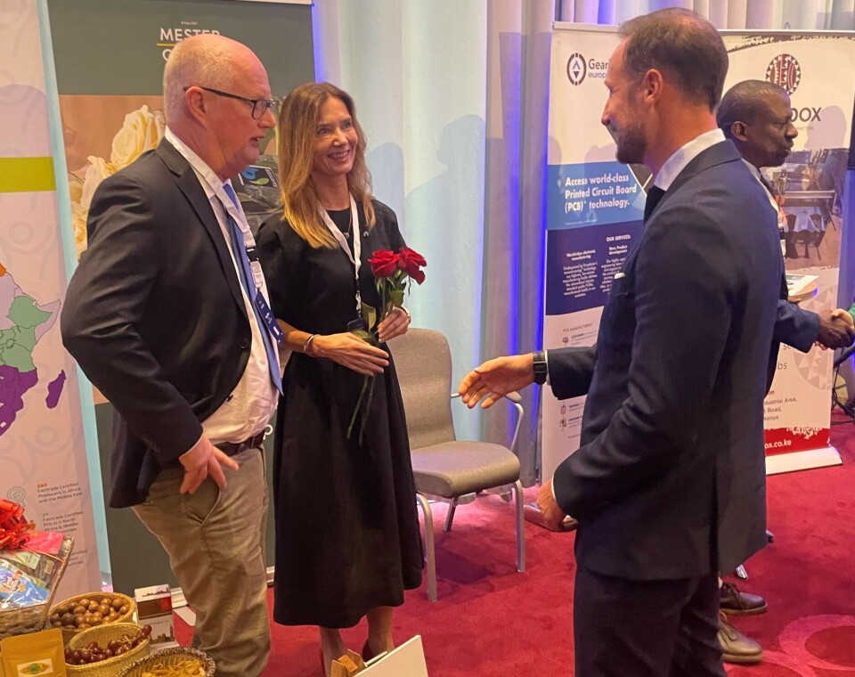 Kronprins Haakon, CEO Erling Ølstad i Mester Grønn og Tone C. Faugli, daglig leder i Fairtrade Norge, på Business Summit i Kenya i 2022.