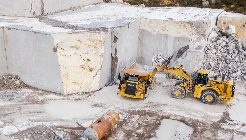 HELLVIK-BRUDDET: Dagbruddet i Hellvik ligger 7,5 mil unna Sandnes. Her blir store steinblokker saget ut av fjellet og behandlet til ferdig granittheller i fabrikken like ved bruddet.