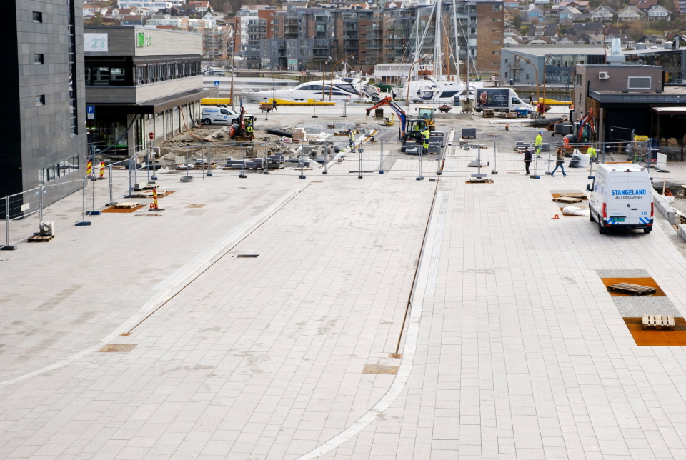 6000 KVADRATMETER: Det er Stangeland som har kontrakten med Bussveien, her foran tinghuset ligger det meste allerede klart. Dette blir holdeplass for bussene på Bussveien.