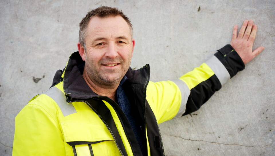 NY FABRIKK: Jarle Borsheim forteller om den lokale granitten. Nå har de snart en ny fabrikken klar som tar alle typer granitt.