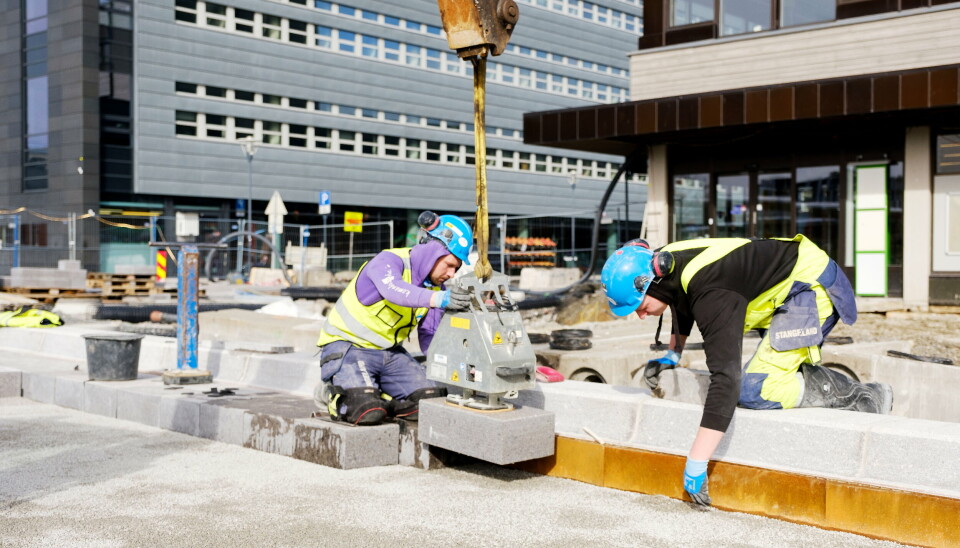 STEINLEGGING: Steinhellene er 12 centimeter tjukke og i varierende bredde og lengde. De tyngste steinene veier rundt 180 kilo hver. Steinleggerne bruker løfteutstyr med vakuum for å få lagt dem på plass.