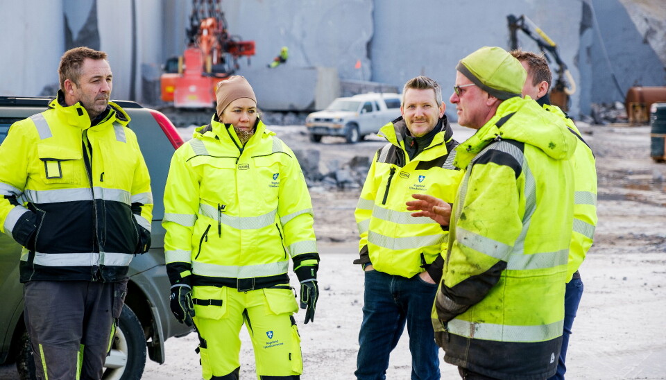 STEINBRA SAMMARBEID: Tett samarbeid med produsentene er viktig i store prosjekter. Prosjektleder Åsne Nord-Varhaug (i midten) og kollegaer fra Bussveiprosjektet blir forklart hvordan steinen hentes ut i dagbruddet i Hellvik.