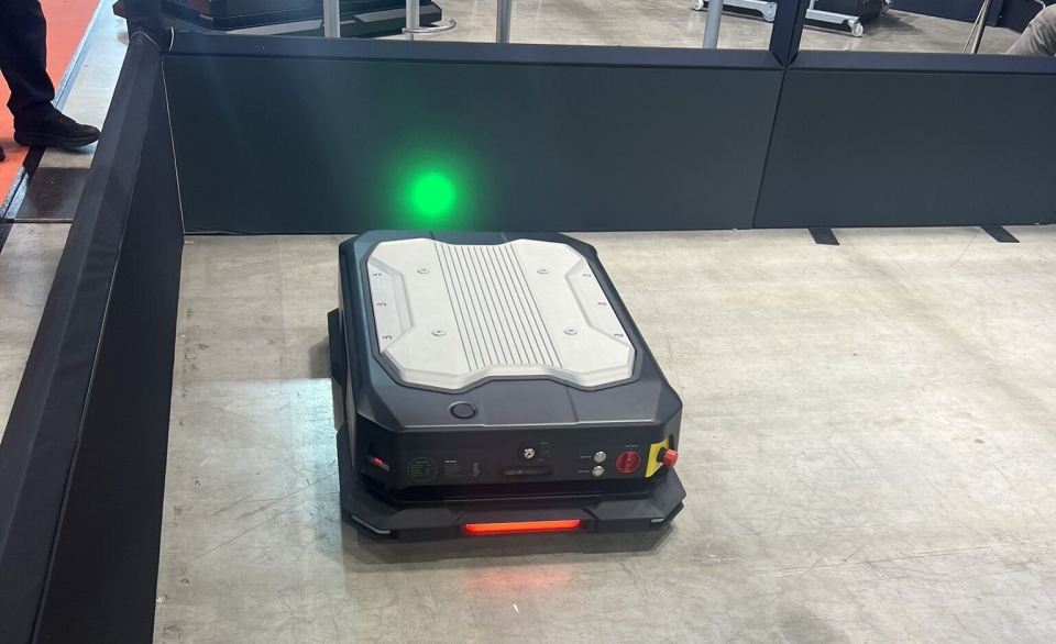 Den lille varianten av AMR-en til Robotize, P35, navigerer helt på egenhånd og håndterer de fleste hindringer.