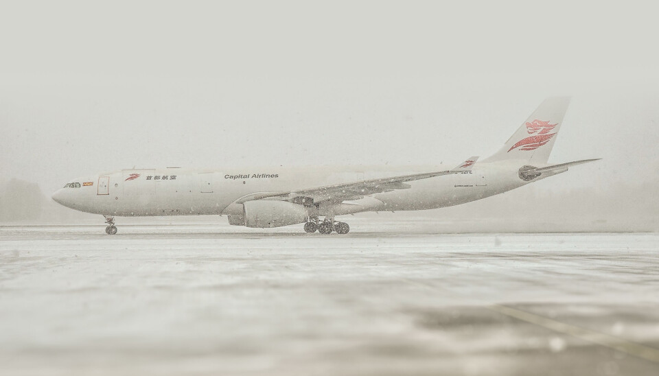 Det første fraktflyet fra Capital Airlines landet i tett snøvær på Oslo lufthavn.
