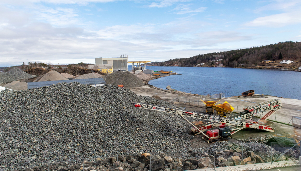 UTVIDES: I bukta her vil det med tid og stunder komme kaiforlengelse med roro-terminal og økt containerkapasitet. Steinen som tas ut herfra skal for øvrig brukes til Femern Bælt-forbindelsen som er under bygging mellom Danmark og Tyskland.