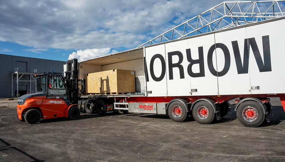 ... og fraktet opp de få kilometerne opp til den store tomta ved E18.