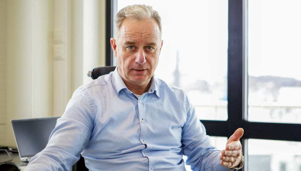 ENGASJERT: Rune Hvass har store planer for havna han har ledet siden 2006, og fra det nye administrasjonsbygget i Eydehavn, har han god utsikt til havneoperasjonene på kaia nedenfor.